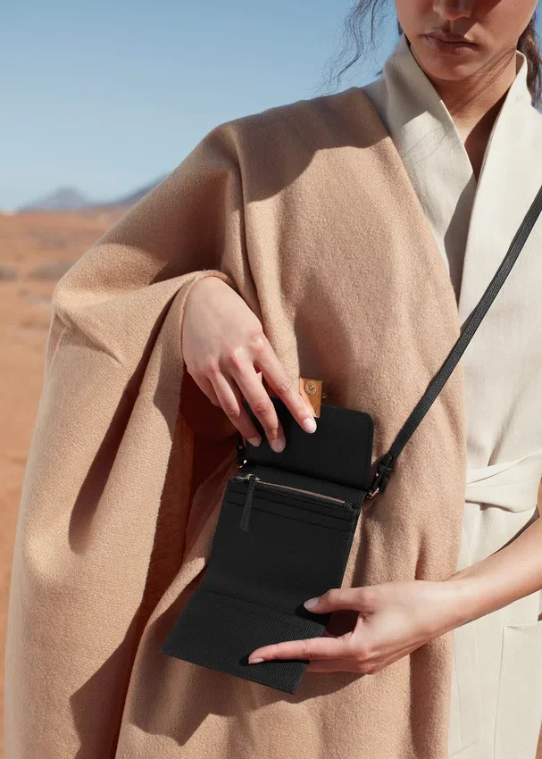 Numéro Sept Crossbody Wallet Edition Textured Black