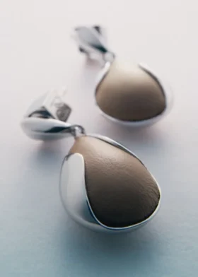 Ormé Earrings Edition Silver in rhodium with Taupe Leather